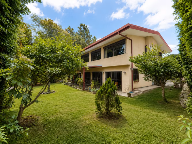 Venta de Casa en San Isidro de Heredia . Casa Moderna estilo Rústica - 600 m² de Terreno