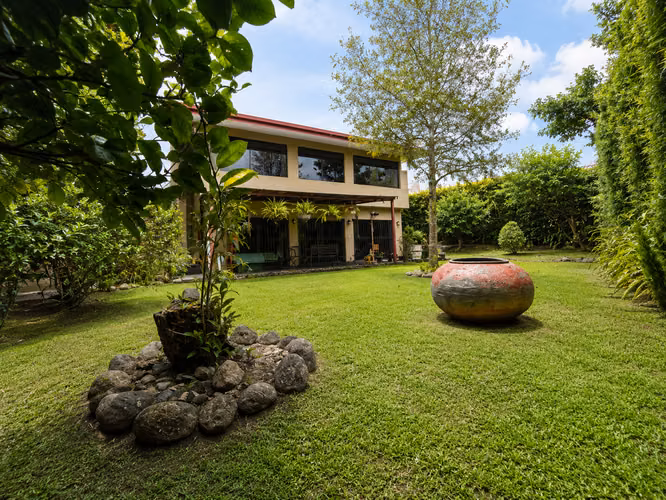Venta de Casa en San Isidro de Heredia . Casa Moderna estilo Rústica - 600 m² de Terreno