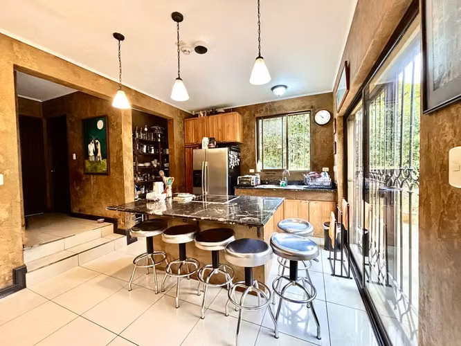 Venta de Casa en San Isidro de Heredia . Casa Moderna estilo Rústica - 600 m² de Terreno