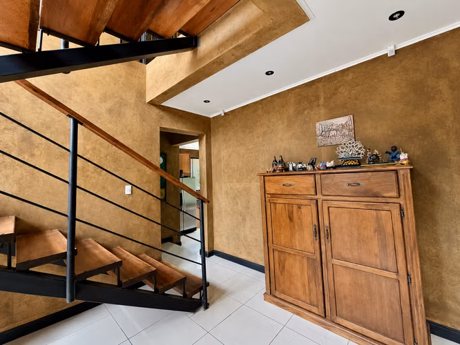 Venta de Casa en San Isidro de Heredia . Casa Moderna estilo Rústica - 600 m² de Terreno