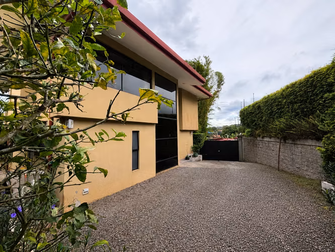 Venta de Casa en San Isidro de Heredia . Casa Moderna estilo Rústica - 600 m² de Terreno