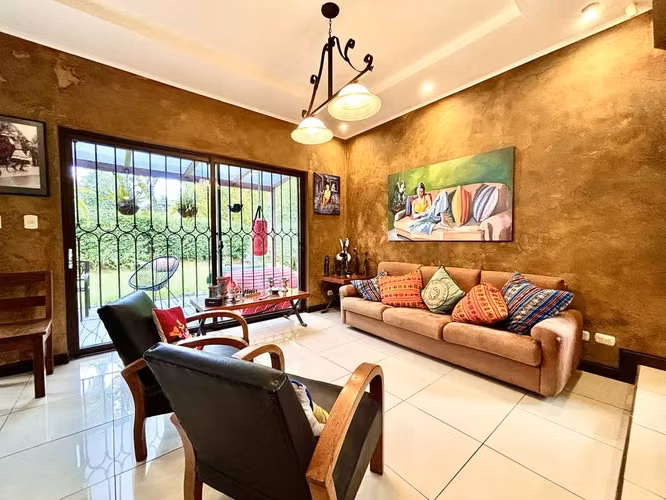 Venta de Casa en San Isidro de Heredia . Casa Moderna estilo Rústica - 600 m² de Terreno