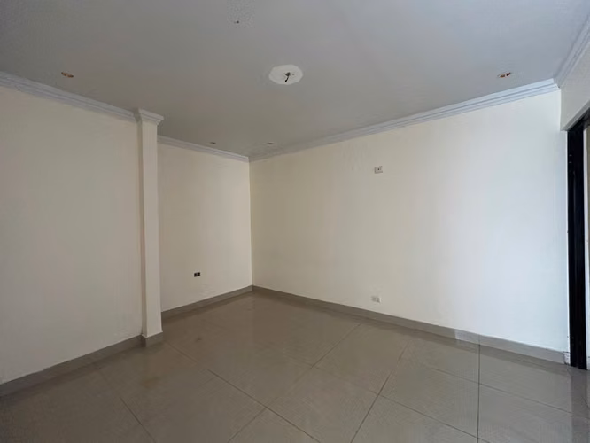 SE VENDE CASA PARA REMODELAR EN RESIDENCIAL LA FAVORITA - ROHRMOSER - Imagen 8