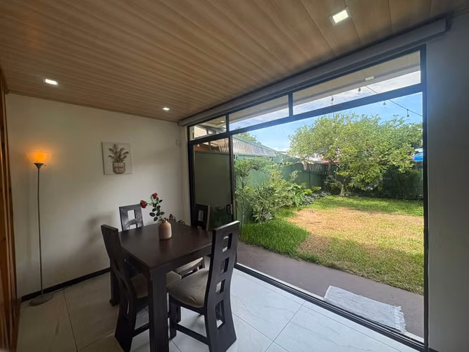 Venta de Casa en Residencial de Santa BarbaraHeredia