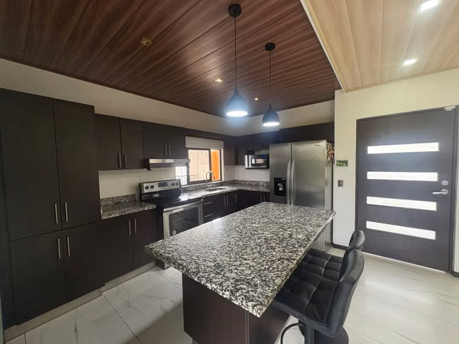 Venta de Casa en Residencial de Santa BarbaraHeredia