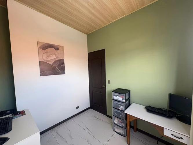 Venta de Casa en Residencial de Santa BarbaraHeredia