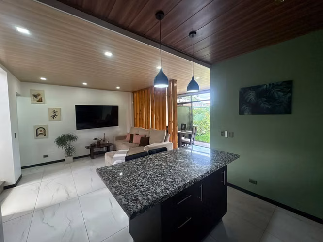 Venta de Casa en Residencial de Santa BarbaraHeredia