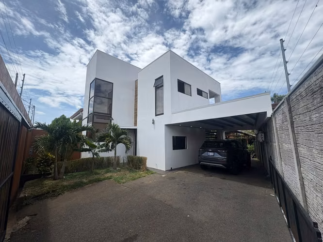Venta de Casa en Residencial de Santa BarbaraHeredia