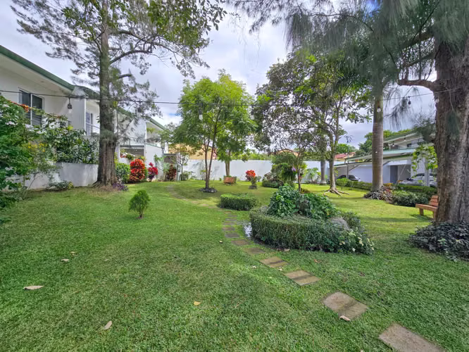 CONDO ESQUINERO AMUEBLADO DE 3 HABIT. EN BELLO HORIZONTE ESCAZU
