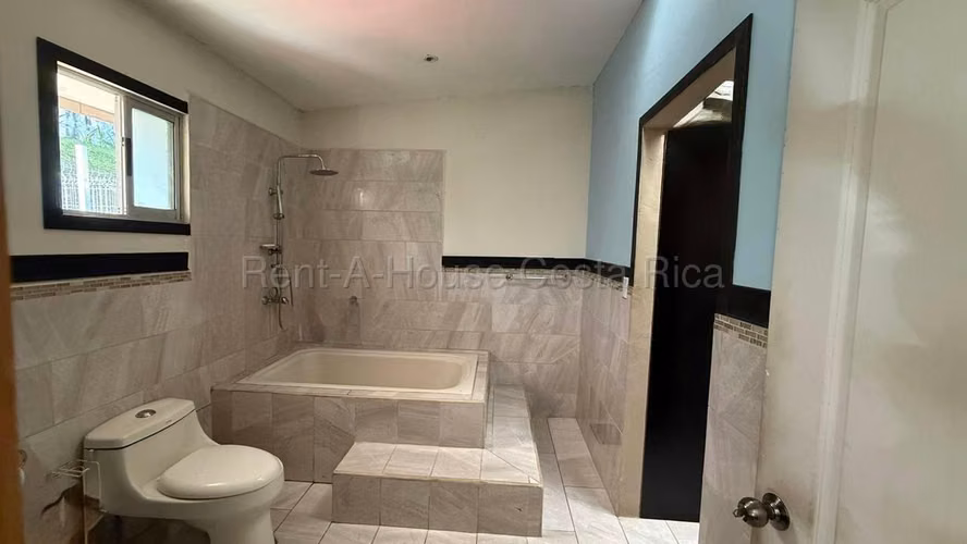 Casa en Venta en Guadalupe, Condominio, 4 Hab (1 en Primer Nivel) Cerca de la UCR - Imagen 9