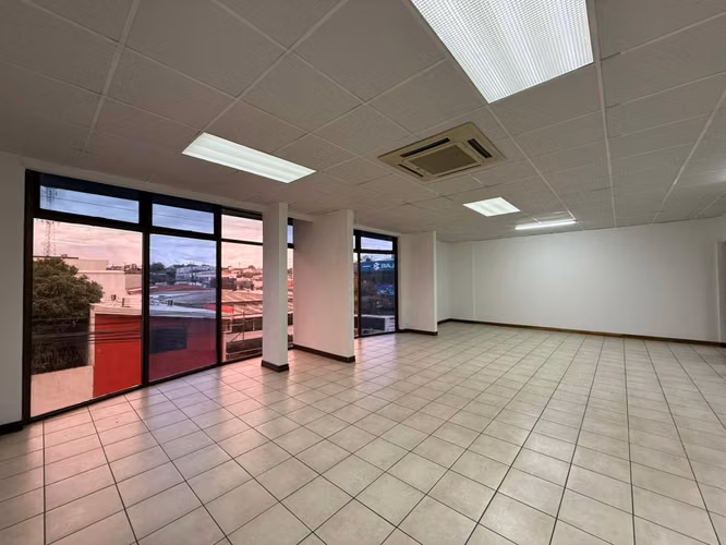 SE ALQUILA – AMPLIO LOCAL COMERCIAL / OFICINAS – CERCANIAS PASEO COLON - Imagen 4