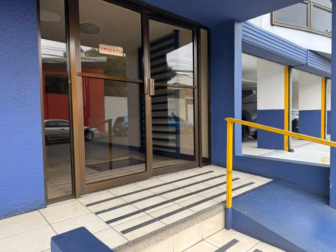 SE ALQUILA – AMPLIO LOCAL COMERCIAL / OFICINAS – CERCANIAS PASEO COLON - Imagen 10