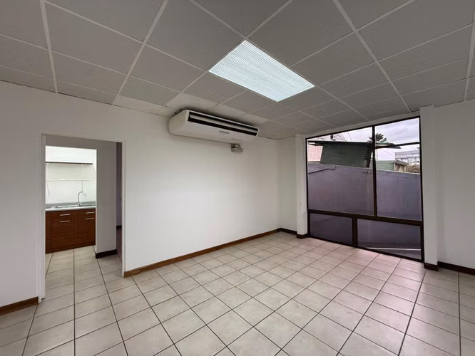 SE ALQUILA – AMPLIO LOCAL COMERCIAL / OFICINAS – CERCANIAS PASEO COLON - Imagen 8