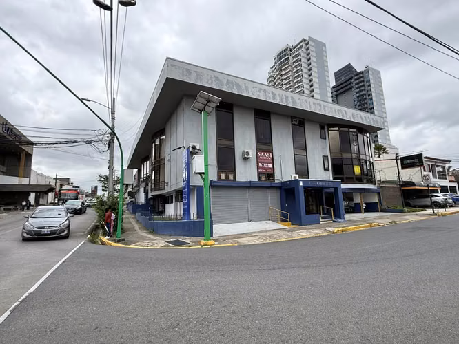 SE ALQUILA – AMPLIO LOCAL COMERCIAL / OFICINAS – CERCANIAS PASEO COLON - Imagen 13