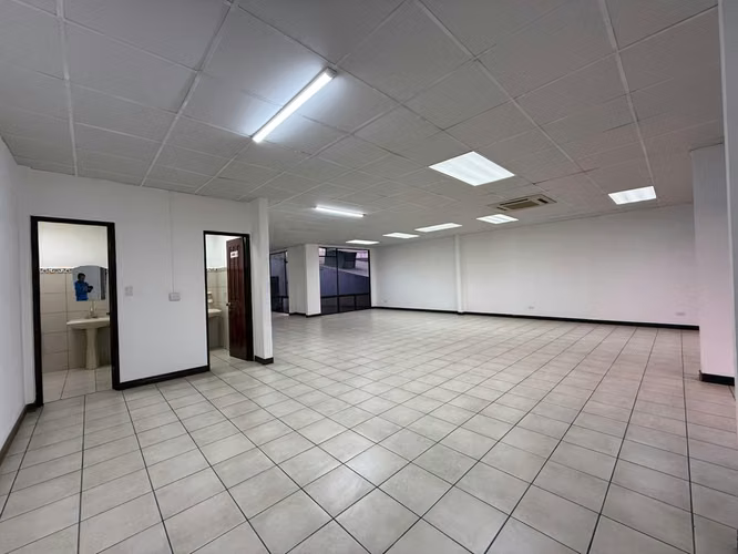 SE ALQUILA – AMPLIO LOCAL COMERCIAL / OFICINAS – CERCANIAS PASEO COLON - Imagen 6