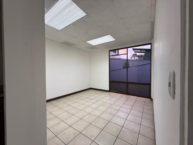 SE ALQUILA – AMPLIO LOCAL COMERCIAL / OFICINAS – CERCANIAS PASEO COLON - Imagen 5