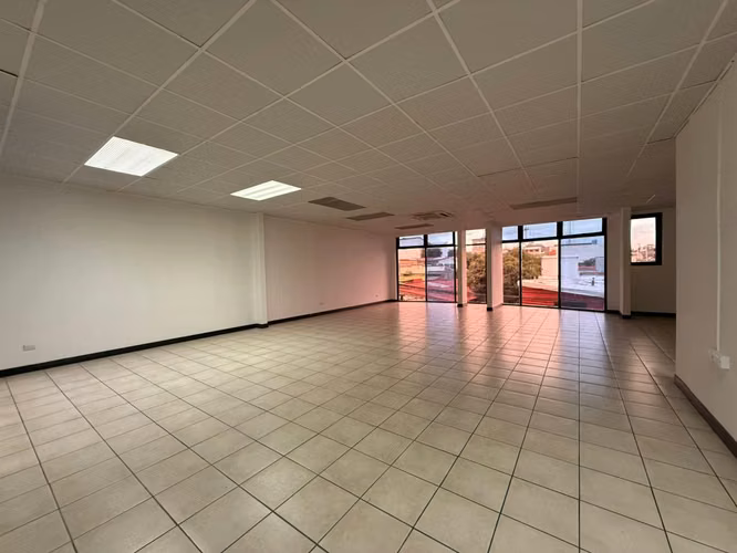 SE ALQUILA – AMPLIO LOCAL COMERCIAL / OFICINAS – CERCANIAS PASEO COLON - Imagen 2