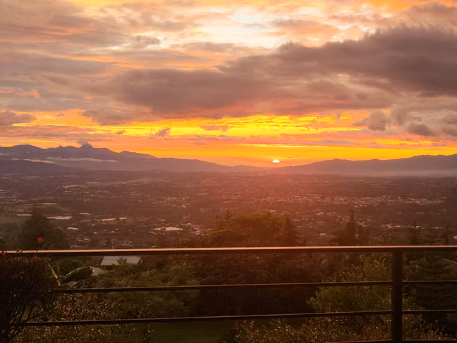 Se Vende Casa con Amplio Terreno y Vista Panorámica 360° - Imagen 11
