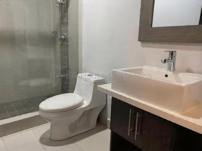 Oportunidad única para vivir con comodidad y conveniencia en  Santa Ana