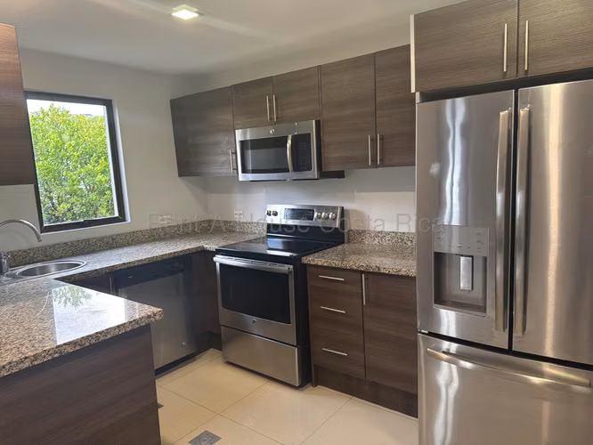 Oportunidad única para vivir con comodidad y conveniencia en  Santa Ana