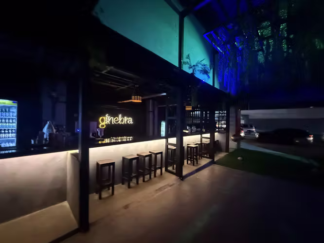 RESTAURANTE excelente ubicación llave en mano recibo vehículo alta gama o bote  listo para trabajar