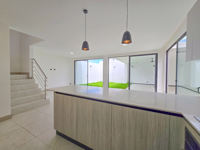 Para estrenar! Alquiler de casa en Condominio Lindora Village – Santa Ana - Imagen 16