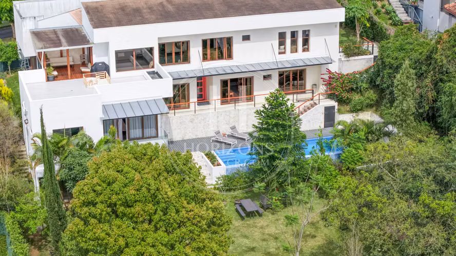Casa de Lujo en Venta en Condominio Hacienda Gregal en Curridabat NOJ1250