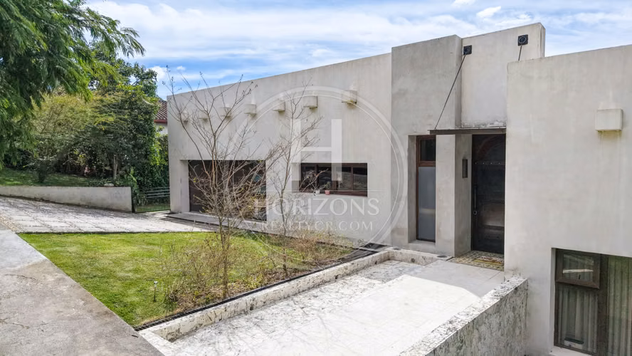 Casa de Lujo en Venta en Condominio Hacienda Gregal en Curridabat NOJ1250