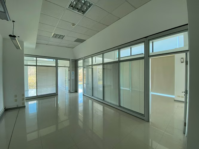 Oficinas para alquiler en Oficentro Obelisco Santa Ana - Imagen 9