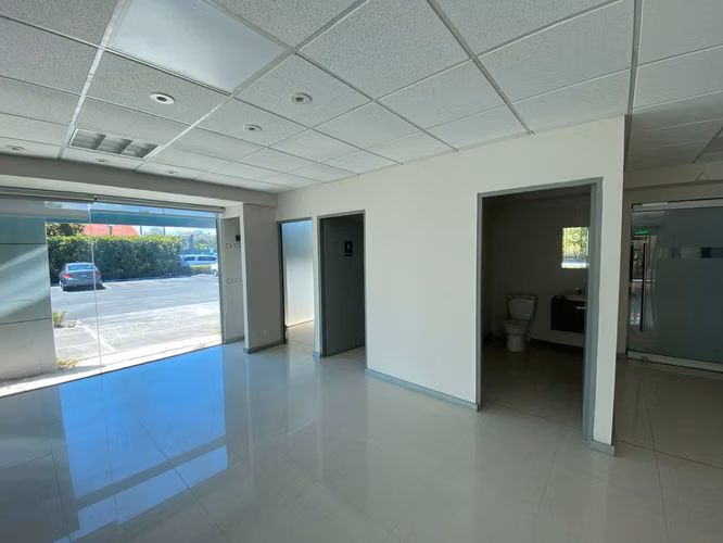 Oficinas para alquiler en Oficentro Obelisco Santa Ana - Imagen 5