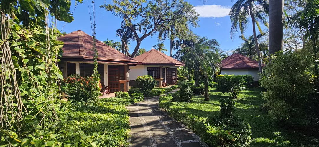 Hotel Villa Acacia en Venta Exclusiva Oportunidad de Inversión en Playa Hermosa, Guanacaste