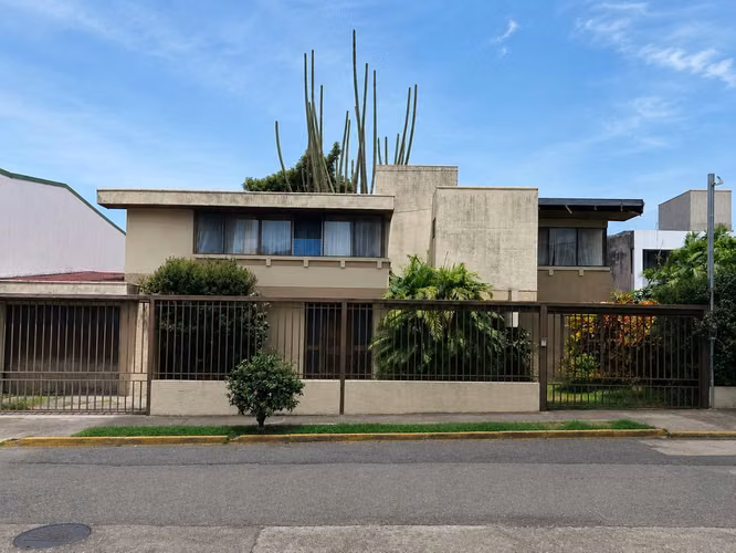 Mixed house with wide commercial potential or for residential renovation
