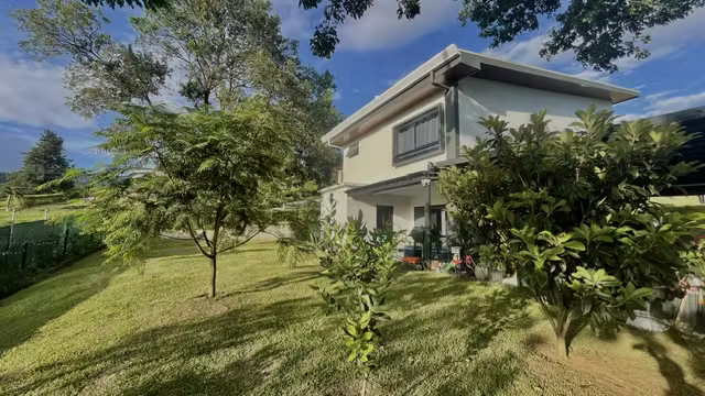 Casa con 4 Habitaciones (Una en 1° Planta), Garaje-4 Carros, Panel Solar y Condo tipo Club