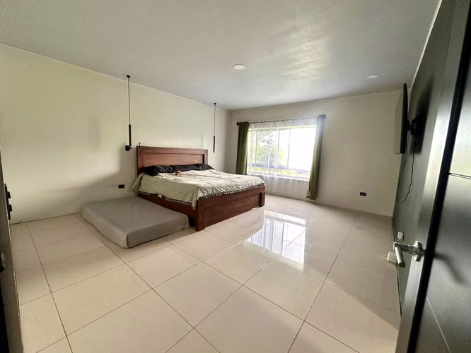 Casa con 4 Habitaciones (Una en 1° Planta), Garaje-4 Carros, Panel Solar y Condo tipo Club