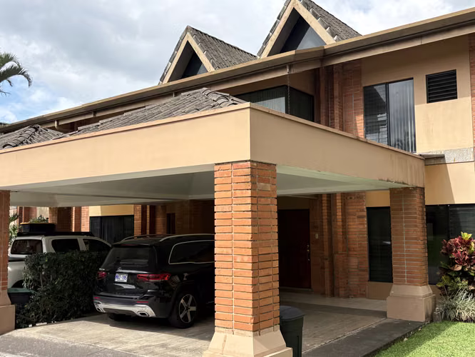 Alquiler de amplia casa en Condominio en Escazú