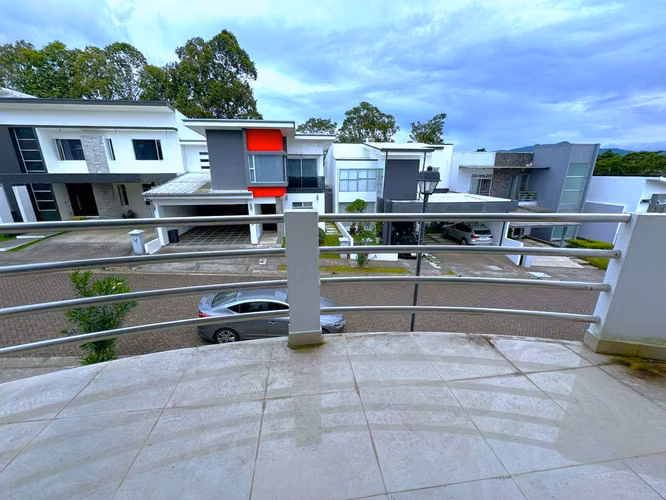 Casa en Venta en Condominio Génesis, Jacuzzi, 3 Hab – Montes de Oca, Excelente Ubicación