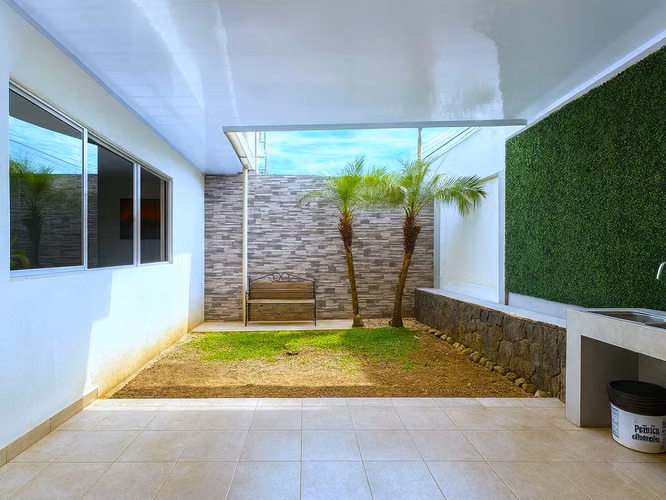 Casa en Venta en Condominio Génesis, Jacuzzi, 3 Hab – Montes de Oca, Excelente Ubicación