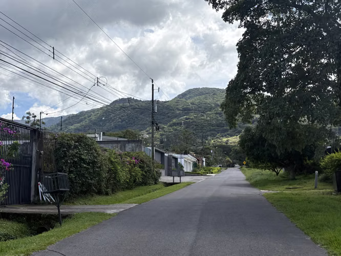 Pre-venta de casas separadas entre si y con espacio para 3 vehículos en Santa Ana - Imagen 11
