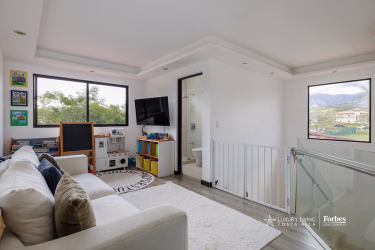 21424 - Casa remodelada, 4 hab, terraza, jardín y 2 salas de TV - Imagen 18