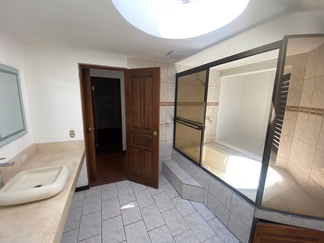 Escazu, por CR Country Club, linda-amplia-impecable, 3 hab, 2.5, baños, terraza, seg 24H. - Imagen 13
