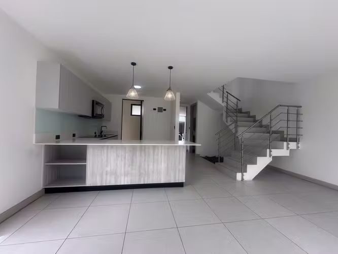Casa Moderna en Condominio en Lindora 185mts - Imagen 8