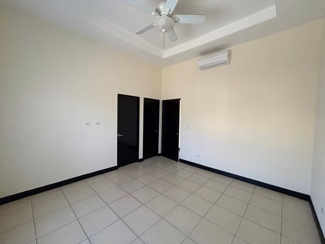 Venta de Hermosa de Casa Esquinera en Condominio Santa Ana Hills - Imagen 6