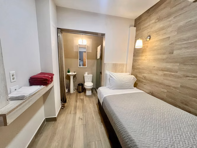 Casa Remodelada con Piscina en Santa Ana | Alquiler $3,500 con o sin muebles - Imagen 19
