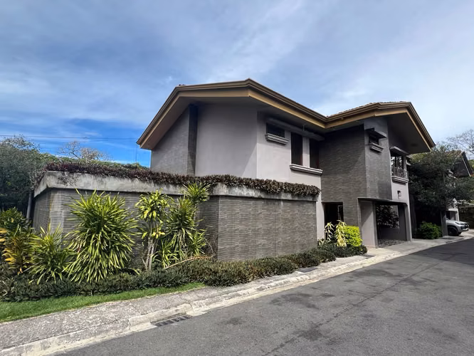 Casa Remodelada con Piscina en Santa Ana | Alquiler $3,500 con o sin muebles - Imagen 3