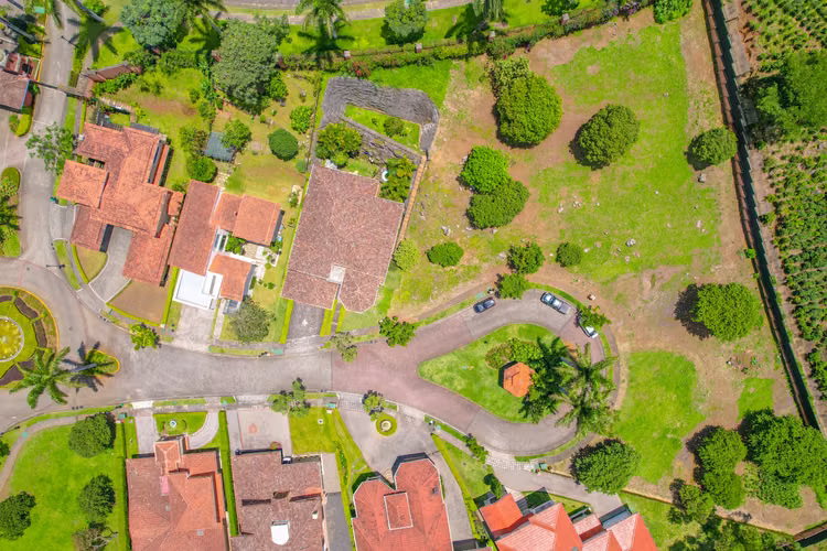 Terreno en Venta en Condominio Roble Sabana, Colinas de Montealegre – 951 m² SSD - Imagen 2