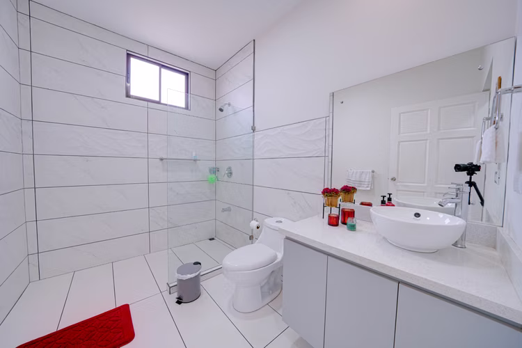 Casa en condominio, cuarto principal en 1ra planta. Mata de Plátano, Goicoechea. SSD - Imagen 12