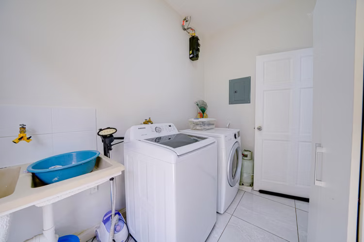 Casa en condominio, cuarto principal en 1ra planta. Mata de Plátano, Goicoechea. SSD - Imagen 8