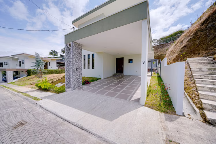 Casa en condominio, cuarto principal en 1ra planta. Mata de Plátano, Goicoechea. SSD - Imagen 2