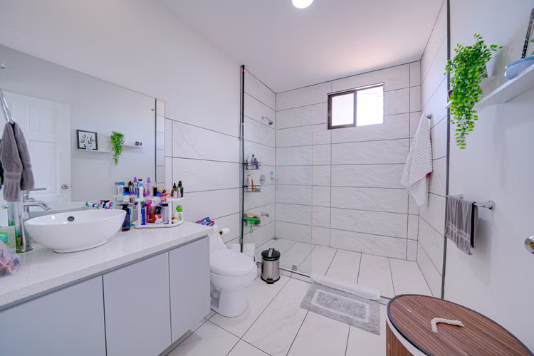 Casa en condominio, cuarto principal en 1ra planta. Mata de Plátano, Goicoechea. SSD - Imagen 17