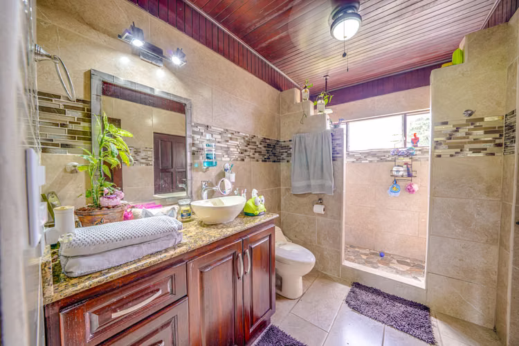 Encantadora Propiedad en Rancho Redondo – Amplios Espacios y Vistas Panorámicas SSD - Imagen 14